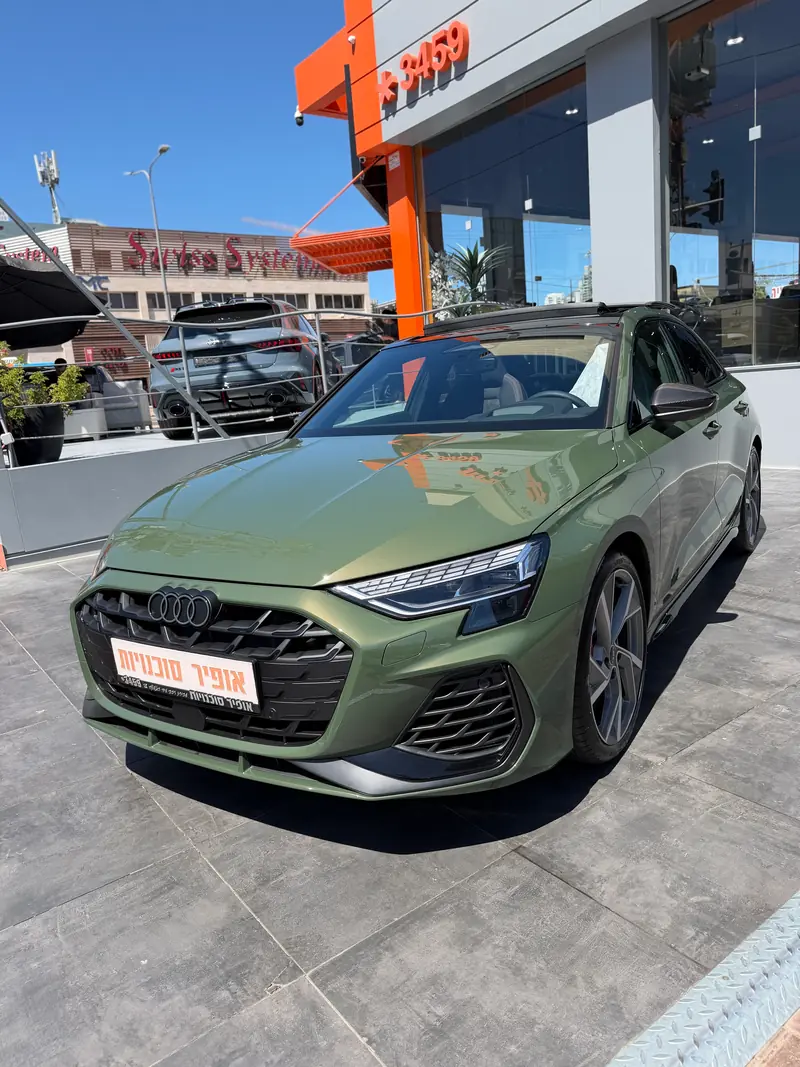 אאודי S3 סדאן ירוקה מול הבניין
