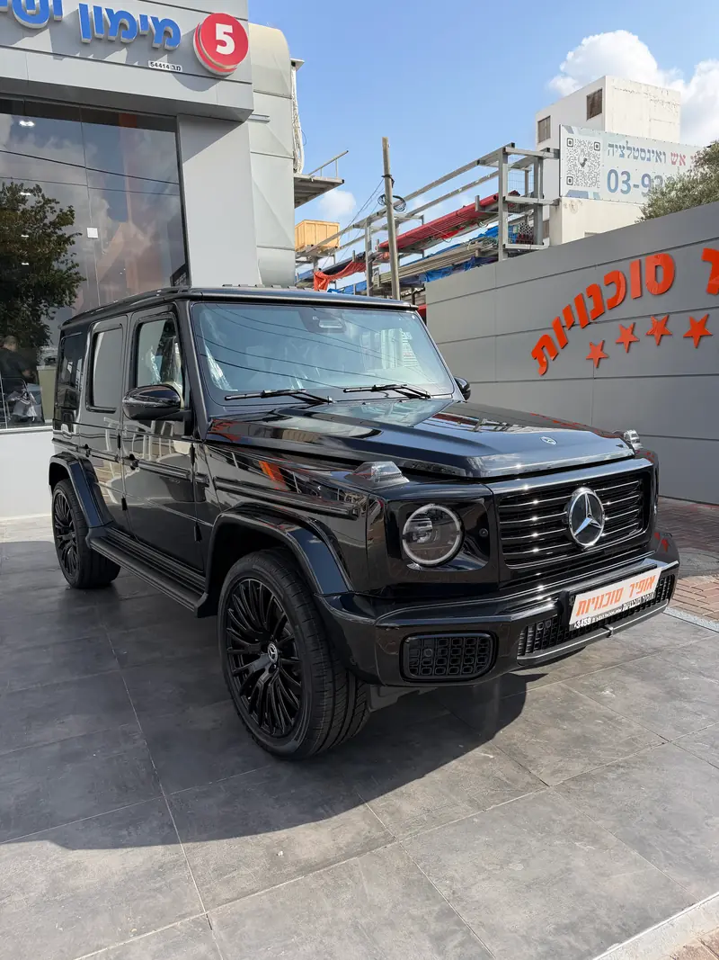 מרצדס G 450 d שחורה, מבט מלפנים מהצד