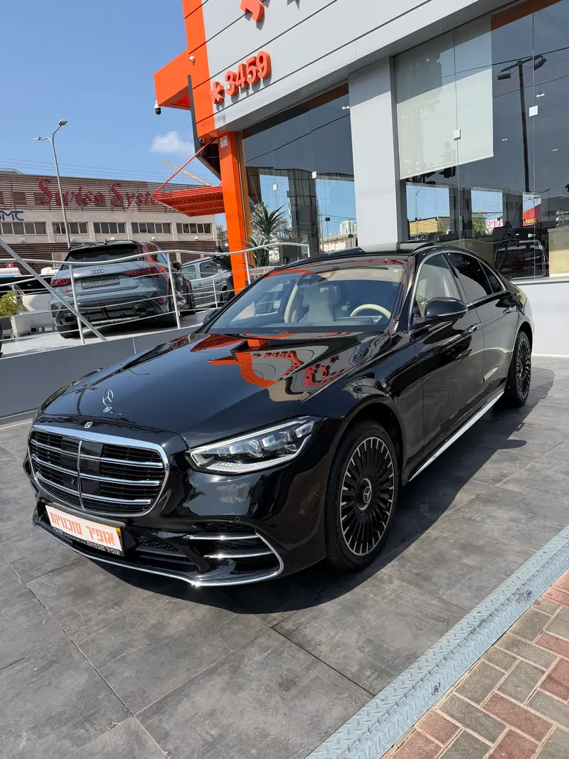 מרצדס S 580 e שחורה מול הבניין