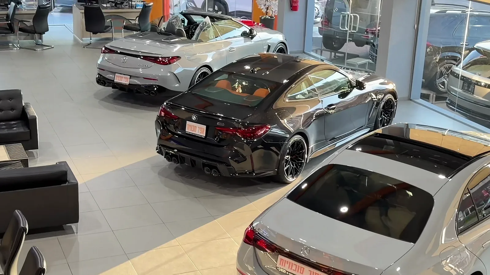 אולם התצוגה מבפנים: BMW M4 וקבריולט על רצפת האולם