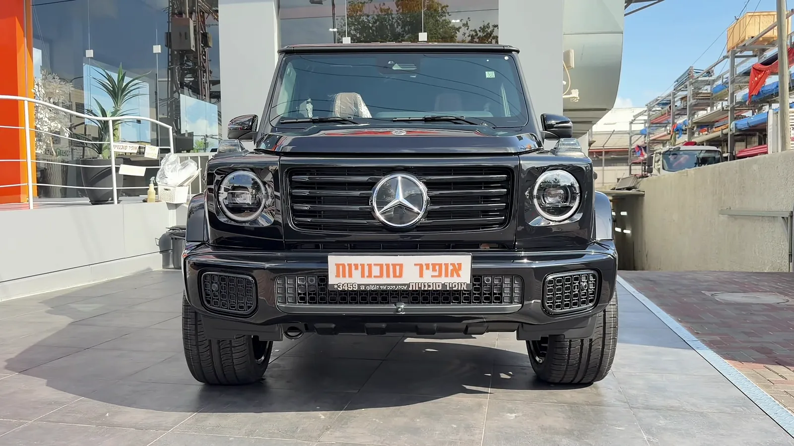 מרצדס G-Class שחורה מלפנים