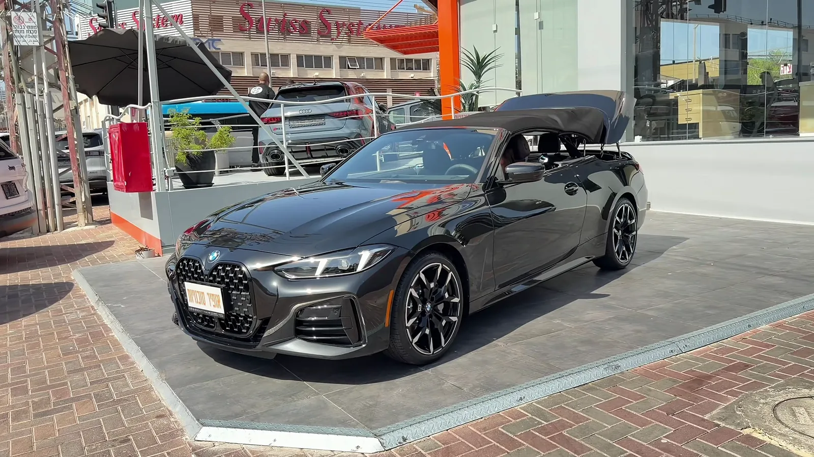 BMW קבריולט שחורה מול האולם